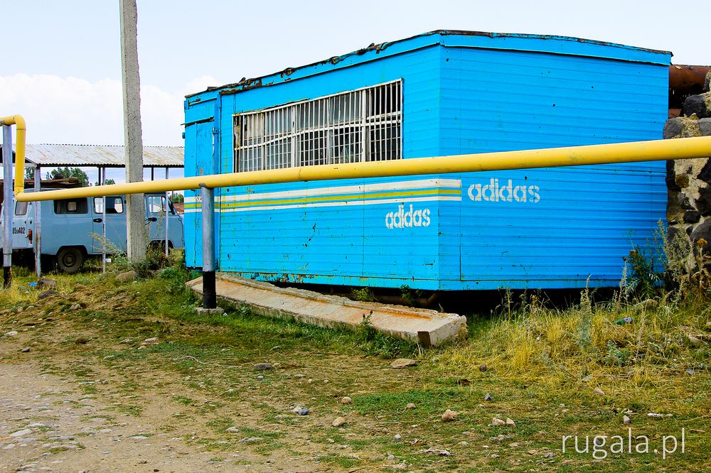 Oryginalny budynek firmy Adidas, Armenia