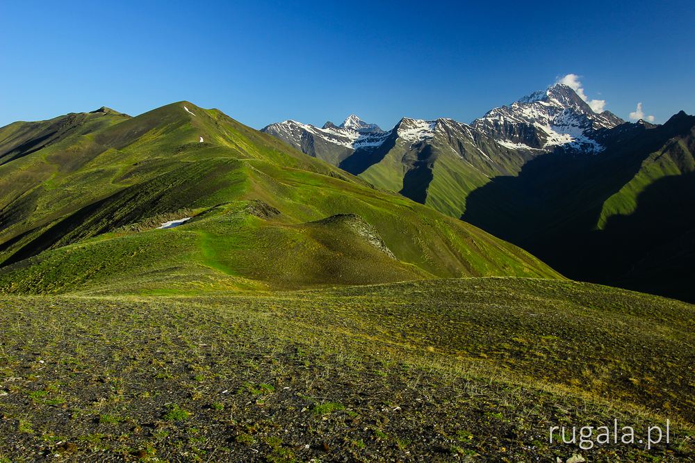 Okolice przełęczy Czauchi - widok na główną grań Kaukazu