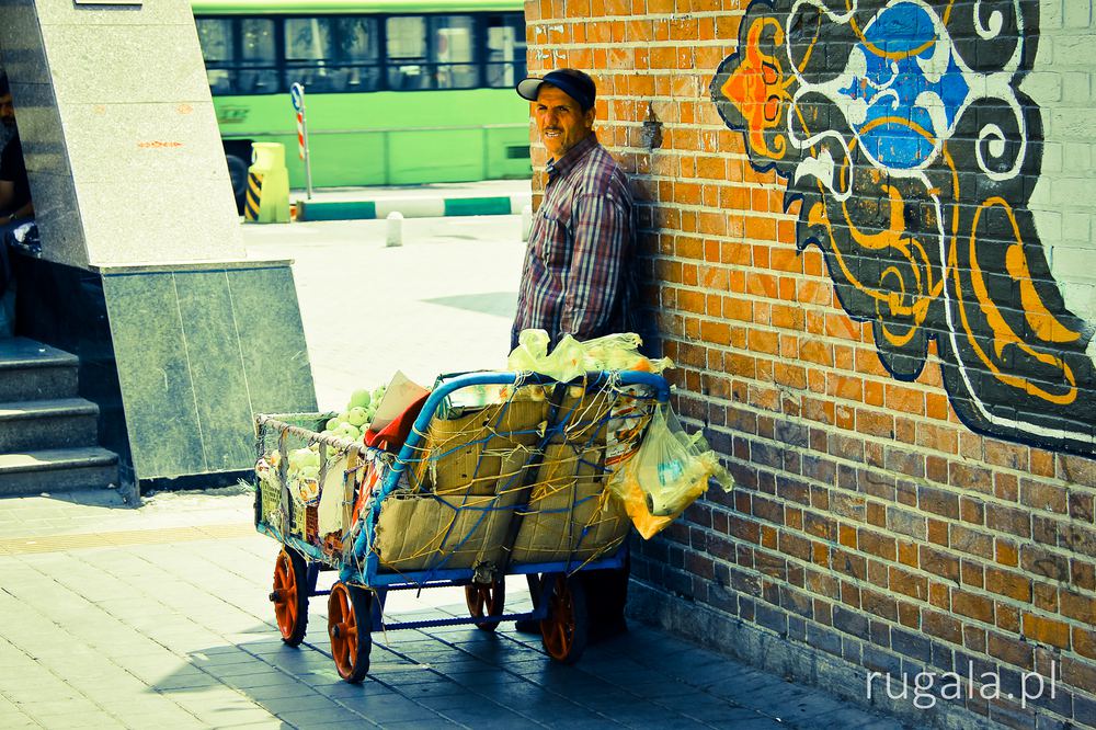 Sprzedawca przy stacji metra Taleghani, Teheran