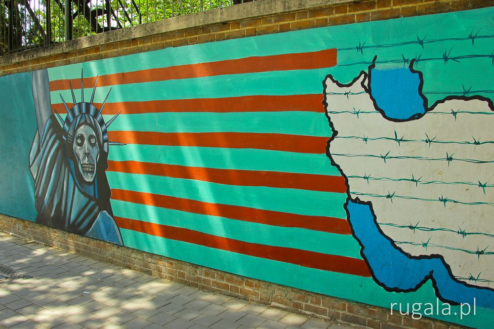 Propagandowy mural na terenie byłej ambasady USA, Teheran