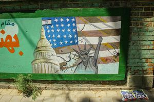 Propagandowy mural na terenie byłej ambasady USA, Teheran