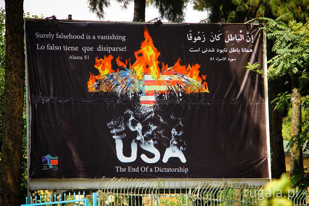 Propagandowy bilboard na terenie byłej ambasady USA, Teheran