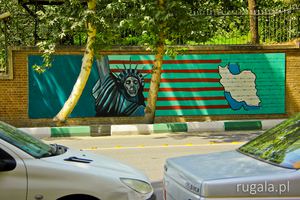 Propagandowy mural na ogrodzeniu byłej ambasady USA, Teheran
