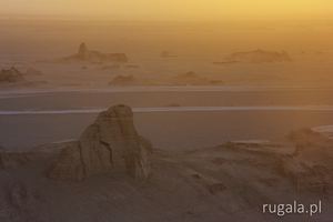 Zachód słońca na pustyni Daszt-e Lut