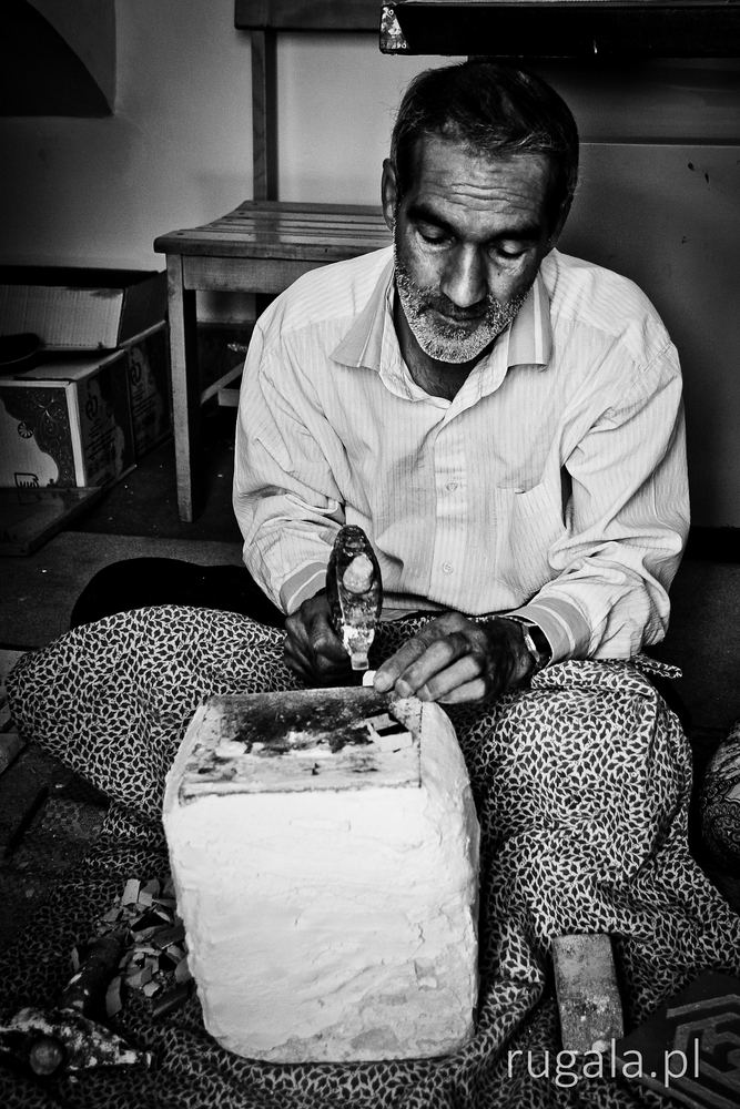 Mohammad przy pracy nad mozaiką do meczetu, Jazd, Iran