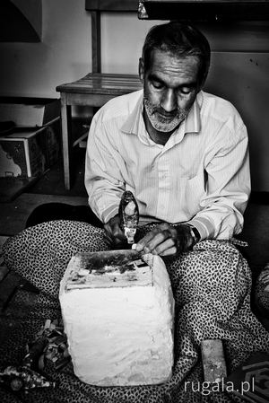 Mohammad przy pracy nad mozaiką do meczetu, Jazd, Iran