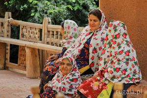 Kobiety w tradycyjnych chustach w kwiaty, Abjane