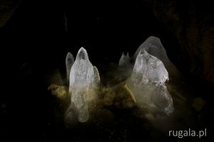 Lodowe stalagmity w Jaskini Mylnej