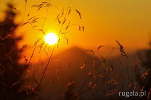 Zachód słońca w Górach Pokuckich - w tle Chomiak