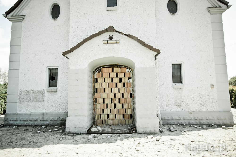 Zamurowane wejście do kościoła, Stare Nieboczowy