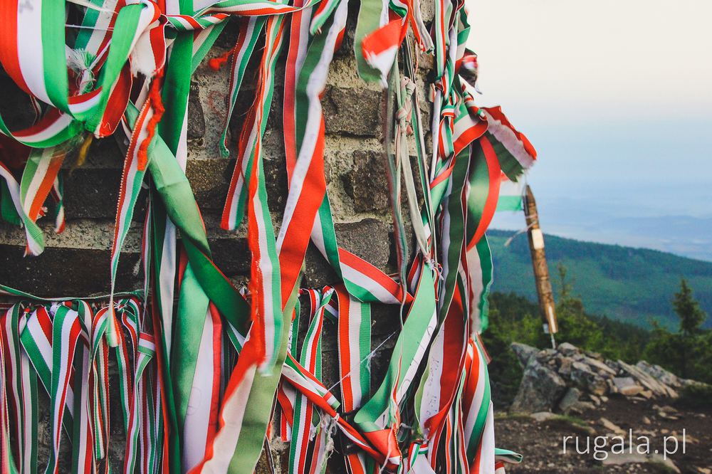 Węgierskie tasiemki niczym flagi mdlitewne na Madarasi Hargita