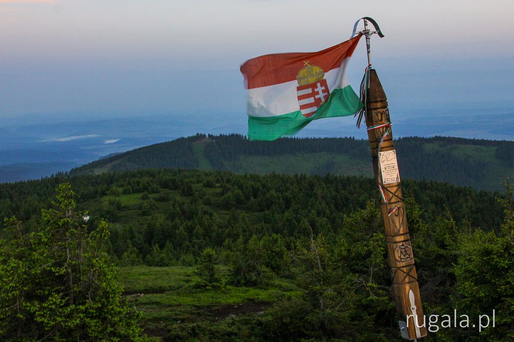 Flaga Węgier na kopjafie, oczywiście z herbem - wariant z czasów Królestwa
