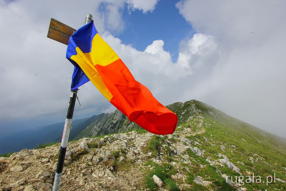 Rumuńska flaga na szczycie La Om, Piatra Craiului