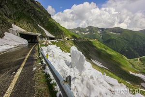 Śnieg przy drodze Transfogaraskiej przy wjeździe do tunelu Capra-Bâlea, ~2020 m