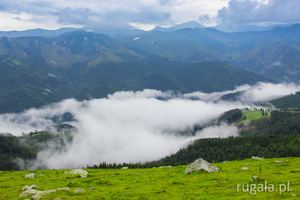 Retezat z podejścia na Vf. Oslea - w dole w chmurach dolina Jiul de Vest