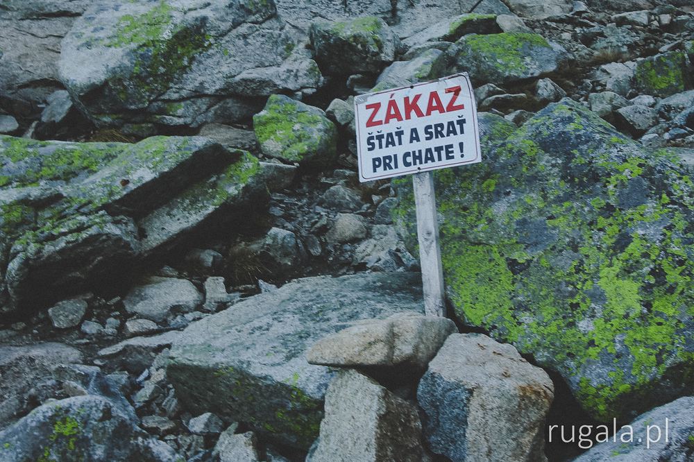 Zakaz "szczania i srania przy chacie" pod Rysmi, Tatry Słowackie