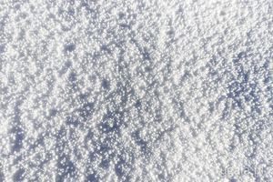 Granulat śniegu w Beskidzie Małym