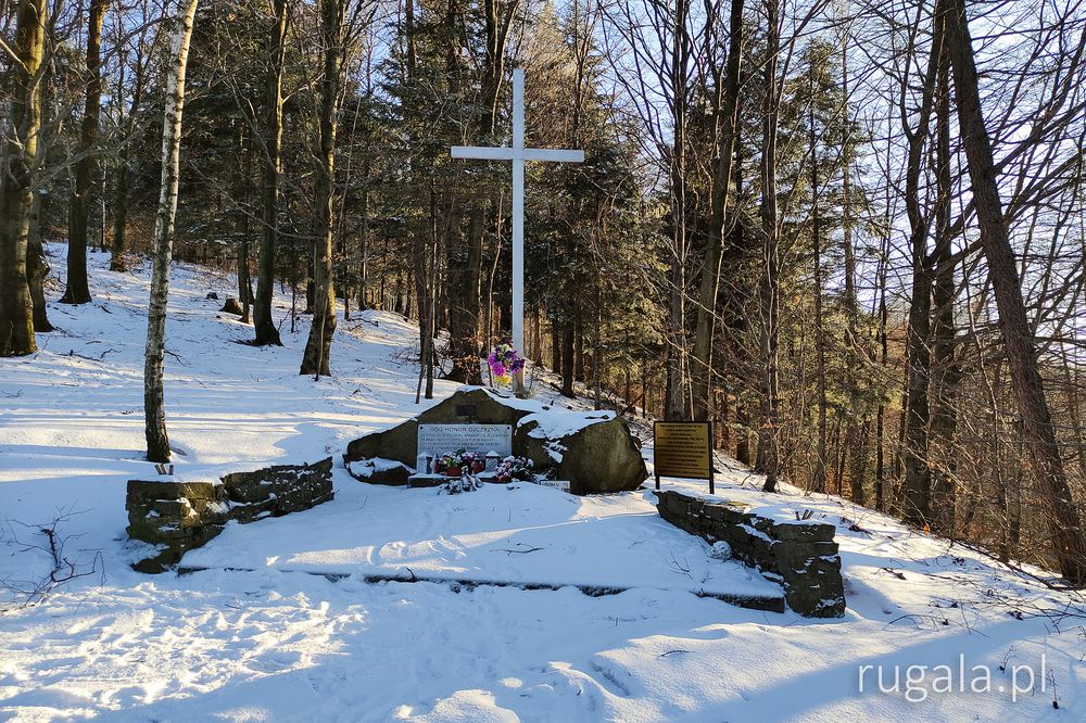 Pomnik Ofiar Wojny na Przełęczy Przegibek