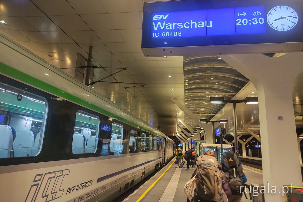 Pociąg IC Chopin do Warszawy stoi na stacji Salzburg Hbf